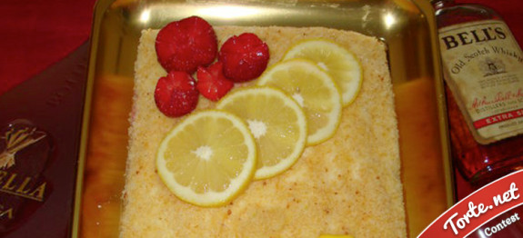 Torta al limone con crema chantilly e fragoline